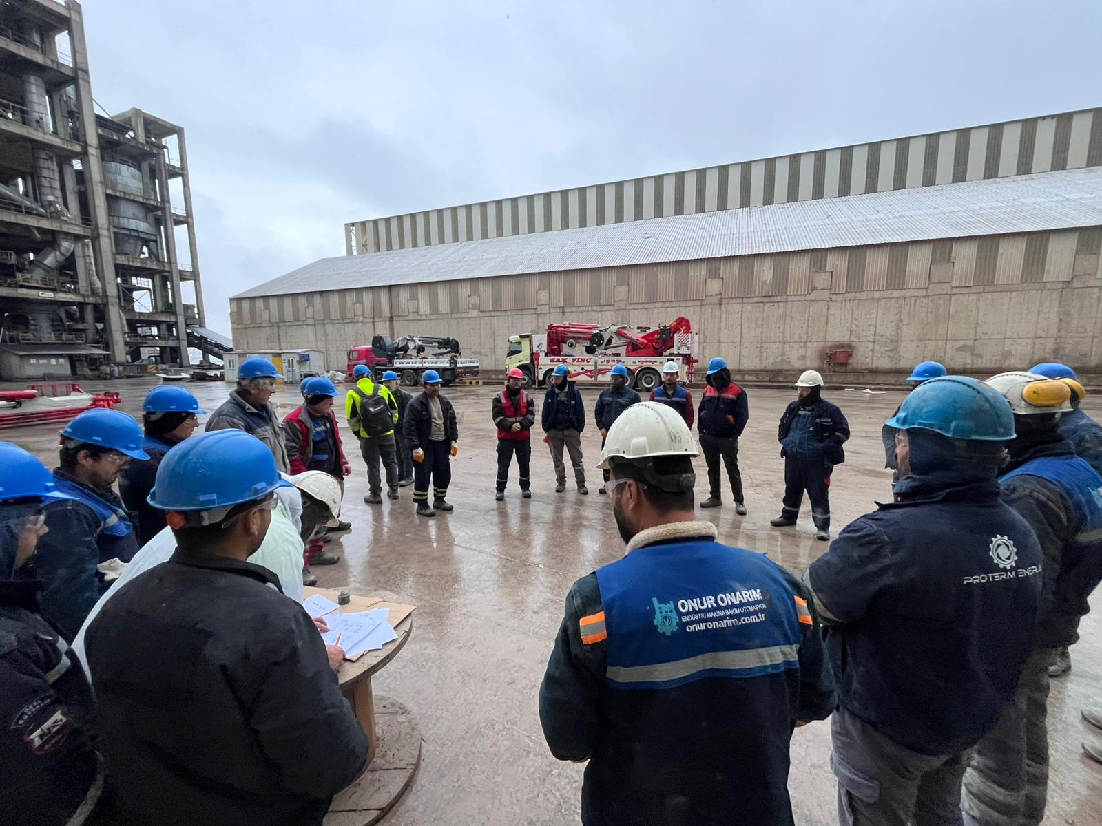 Saha öncesi ekip bilgilendirme ve risk değerlendirme toplantısı (Toolbox eğitimi)