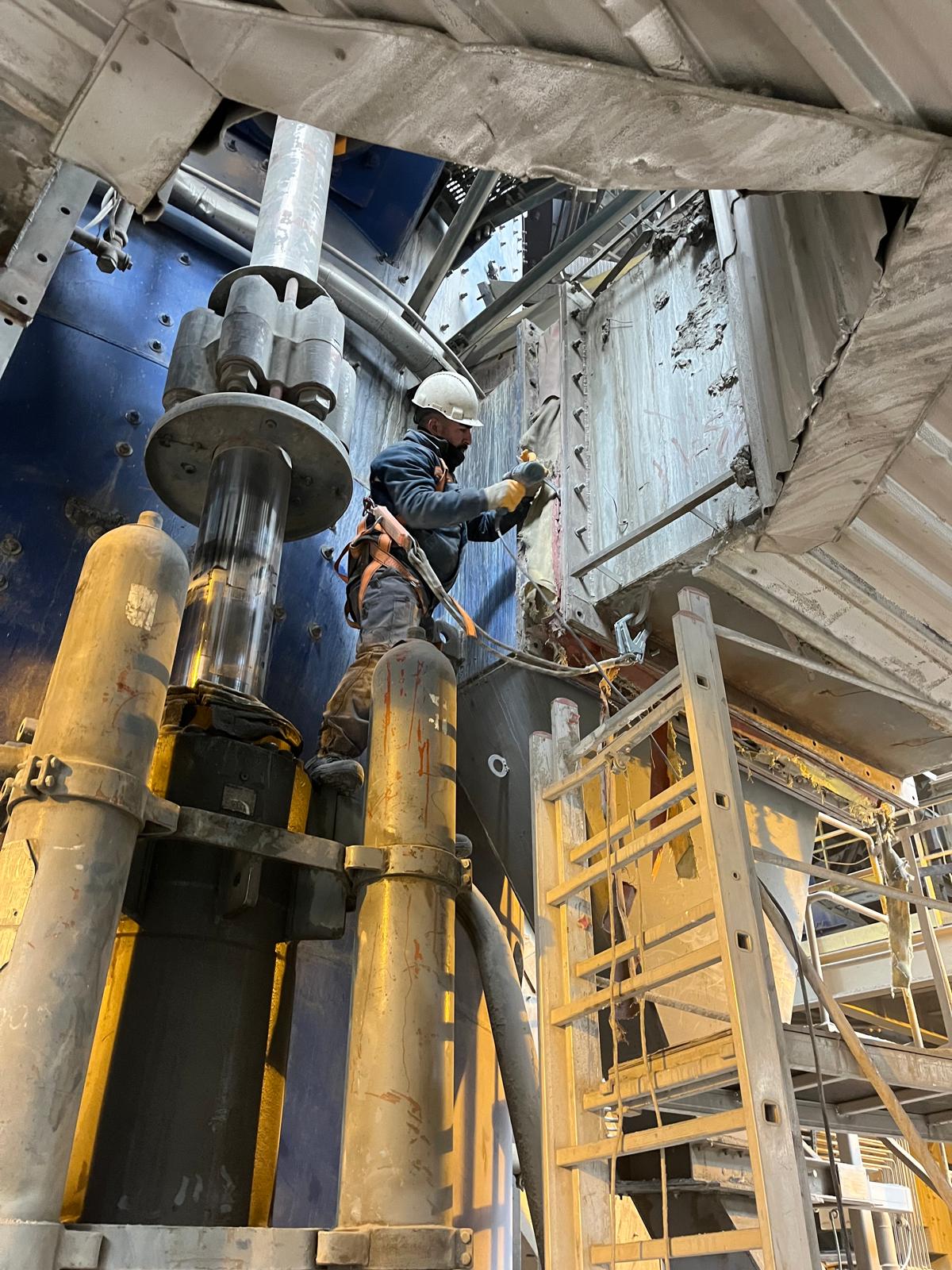 Çimento fabrikasında dik değirmen hidrolik piston bakım ve sızdırmazlık kontrol çalışması