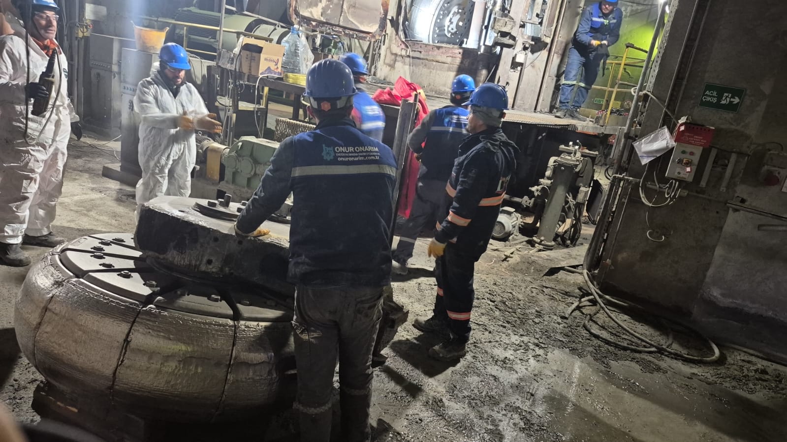 Çimento fabrikasında dik değirmen vals söküm ve kaldırma operasyonu