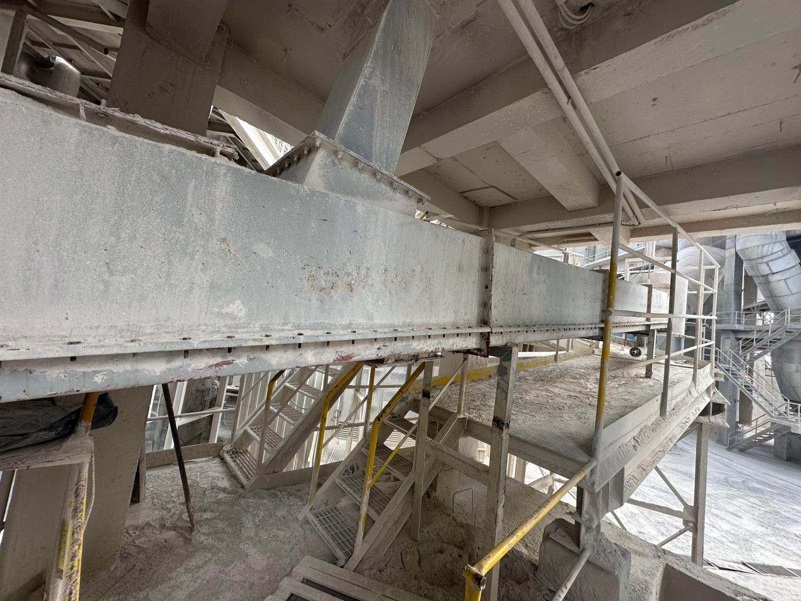 Havalı bant gövdesi boyunca yapılan bakım ve revizyon çalışmasının genel görünümü