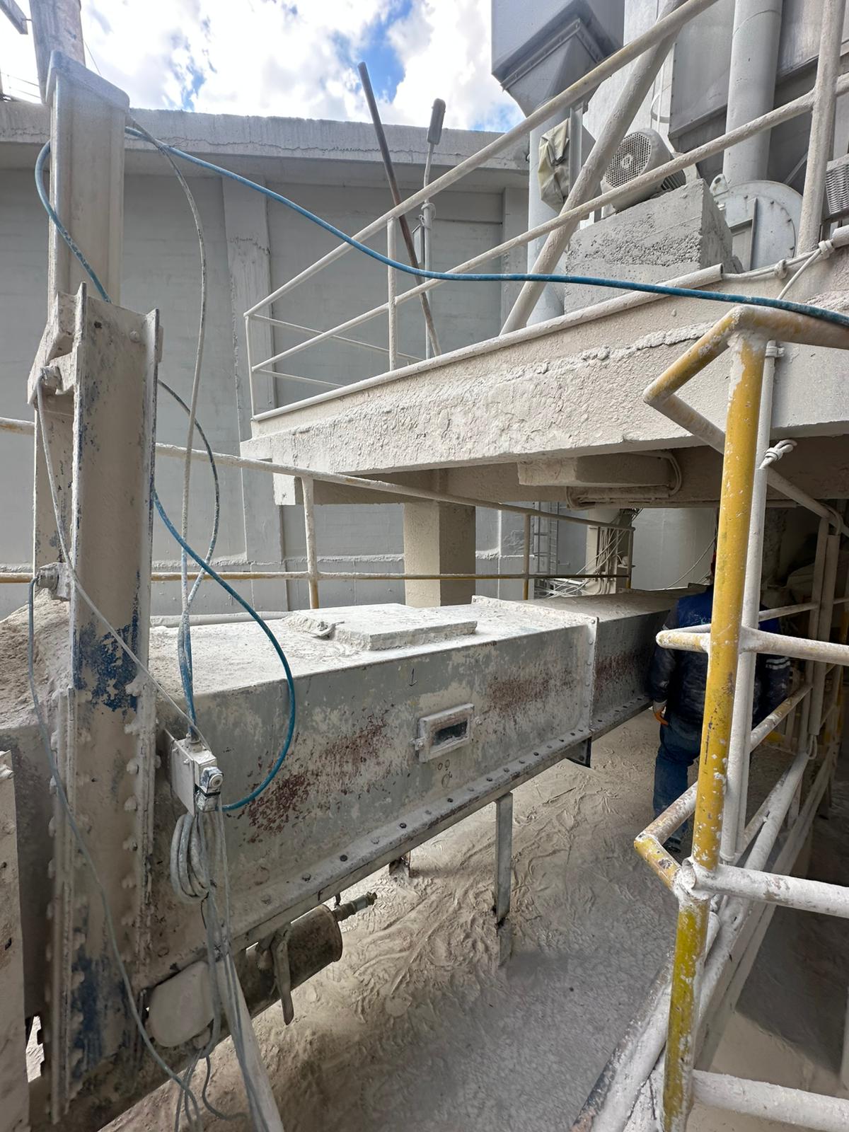 Havalı bant hattının üst bölümünde bakım sonrası kontrol ve montaj çalışması