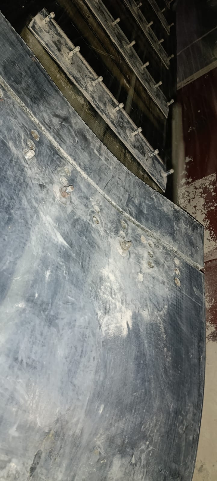 Konveyör lastik bant kaplama ve bağlantı kontrolü – aşınma bölgelerinde revizyon ve mekanik sabitleme