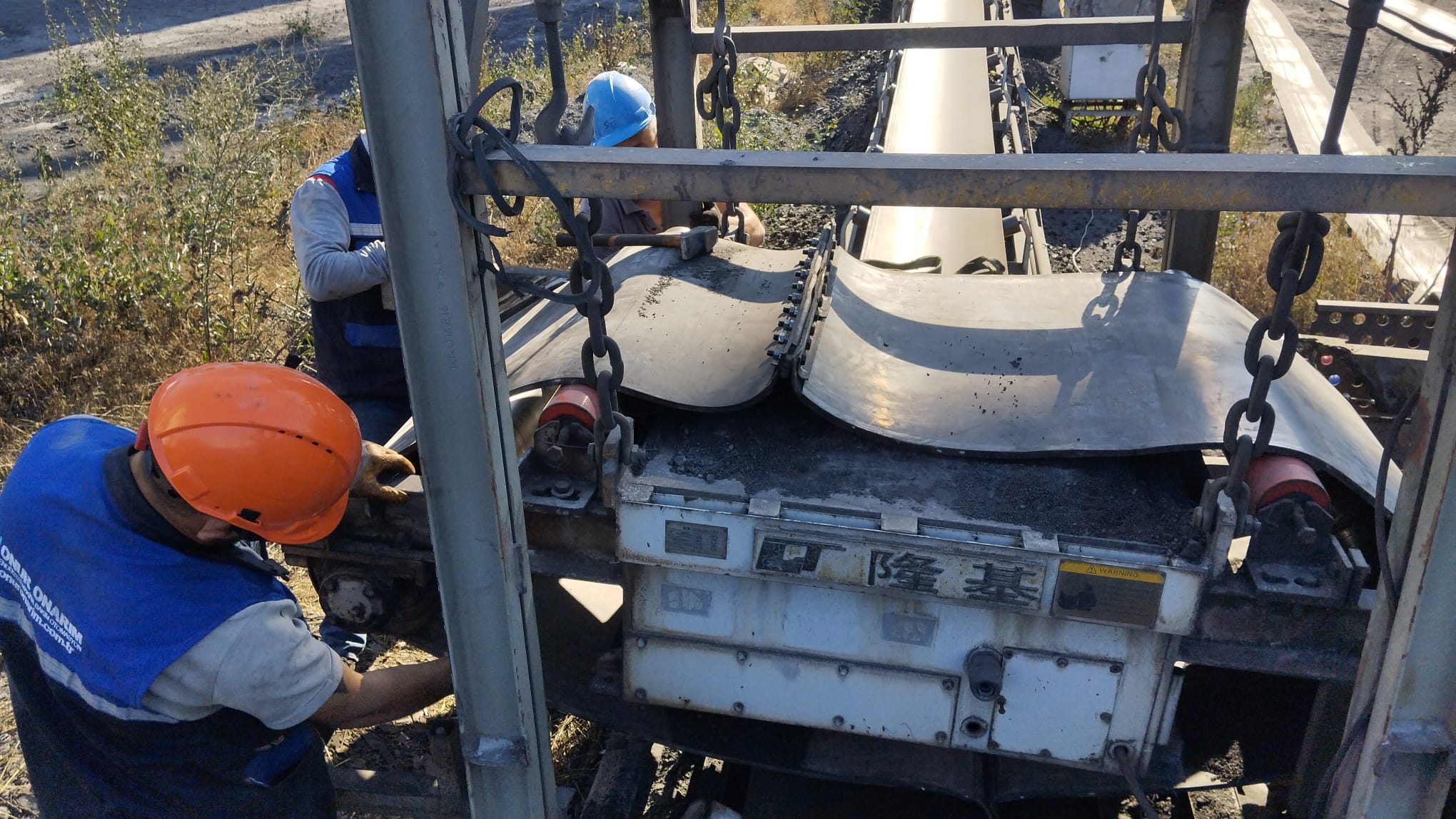 Seperatör konveyör hattında lastik bant değişimi çalışması – bakım ekibi tarafından gerçekleştirilen saha revizyon ve bant montaj işlemi