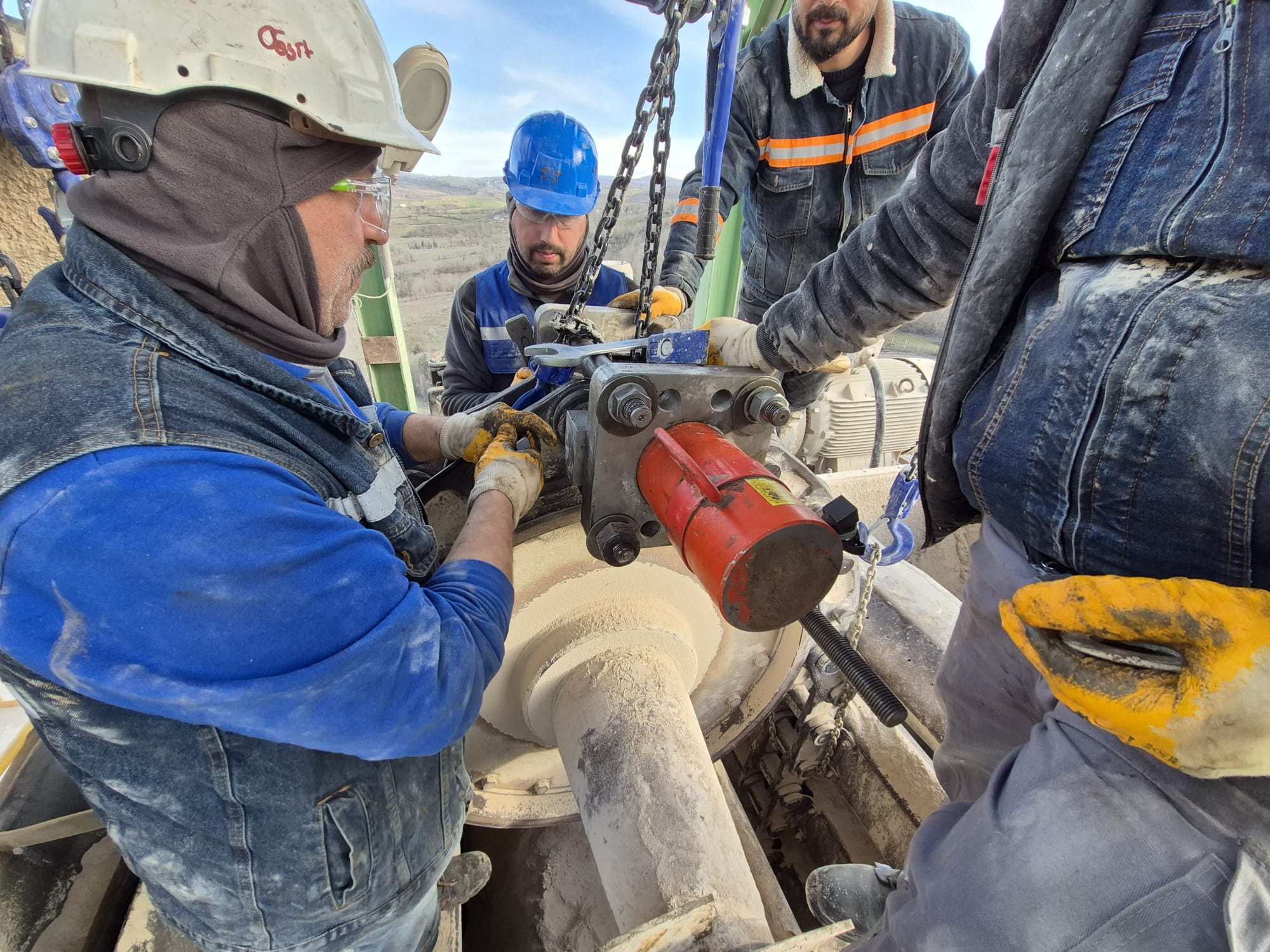 Roller pres elevatörü zincir ve tahrik bölgesi – bakım öncesi güvenli çalışma ortamı